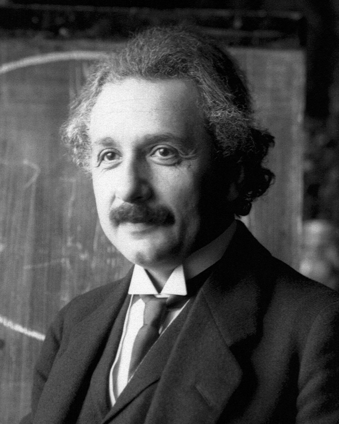 Schwarz-Weiß-Porträt von Albert Einstein während einer Vorlesung in Wien 1921